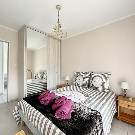 Family Close To The Apartamento